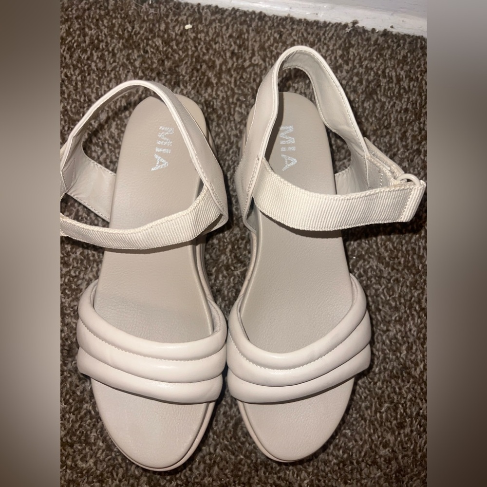 MIA Cream Platform Sandals - Picture 3 of 4